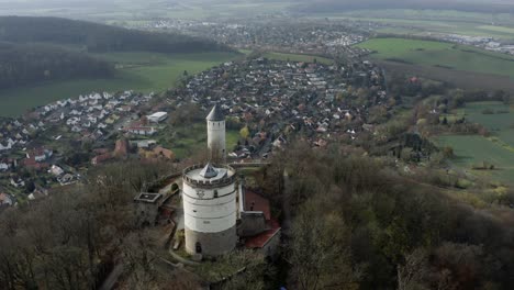 The-fairytale-castle-burg-Plesse-in-Bovenden-near-Göttingen-Goettingen-at-sunrise,-Lower-Saxony,-Germany