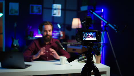creador de contenido que organiza un programa en línea, grabando vlogs usando equipo profesional