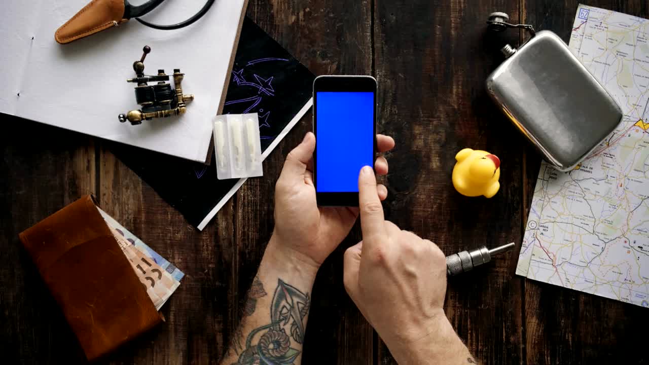 빨간색, 파란색, 초록색의 다른 크로마 키 스크린을 가진 드폰을 사용하십시오.