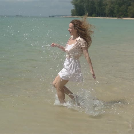 Mujer-Activa-Corriendo-De-Puntillas-Descalzo-En-La-Playa