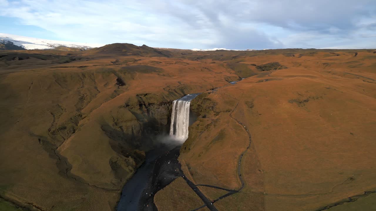 plano general extremo de la cascada de skogafoss en islandia