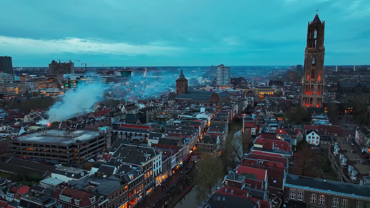 Brand og gas eksplosion i Utrecht, rygende bymidte, Holland, brandmand slukker brand fra brandvæsenets kran, dronebillede over historisk centrum