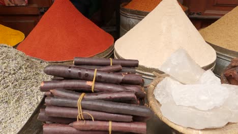 Pov-Caminando-Por-Un-Colorido-Mercado-De-Especias-En-Marrakech,-Marruecos