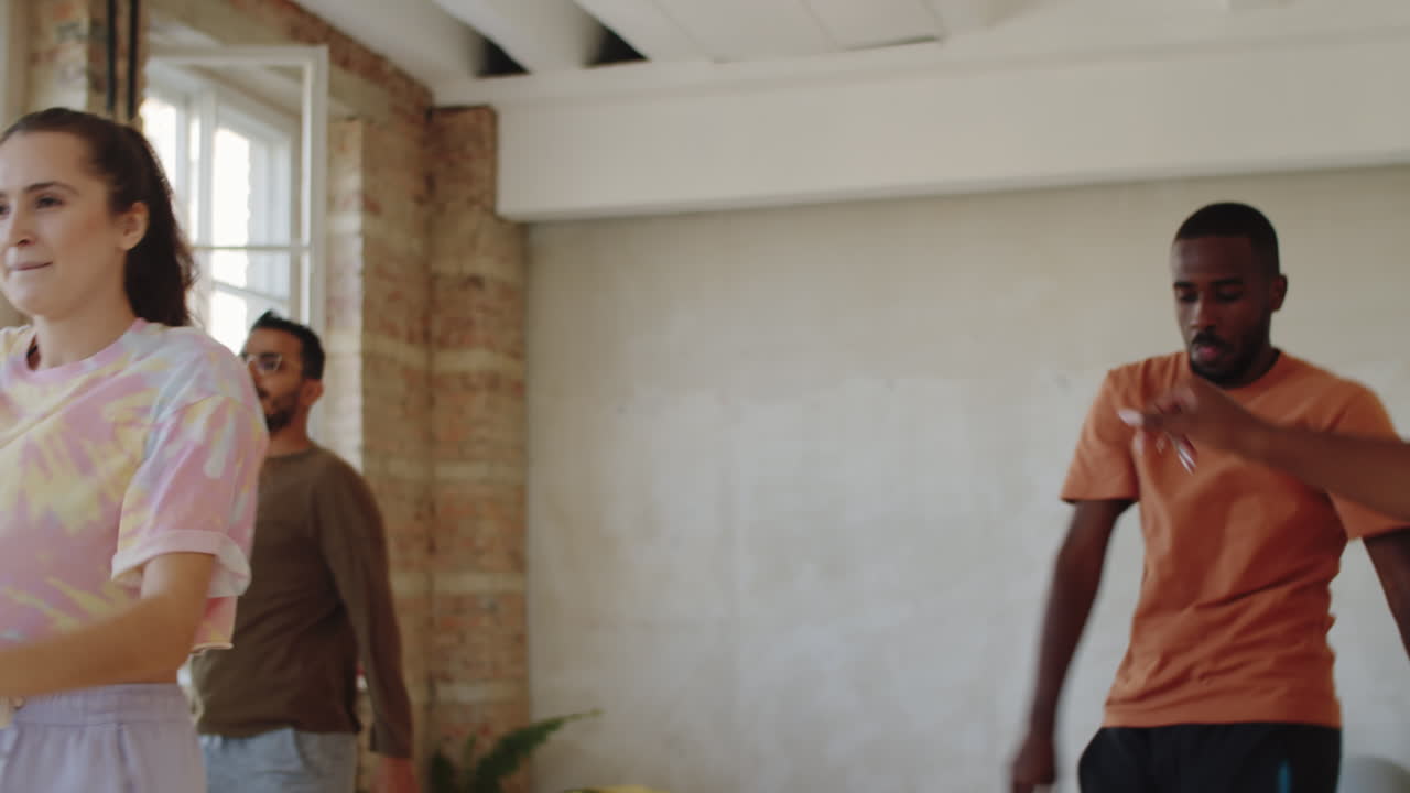 다민족 젊은이들이 댄스 수업을 즐기고 있습니다.