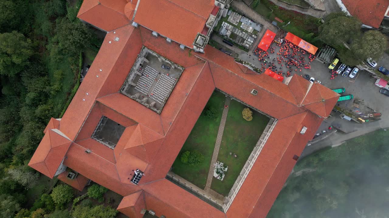 drone girando sobre el monasterio de santo estevo en el evento, luintra, españa