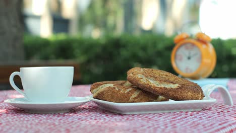 türkischer simit mit kaffee serviert.