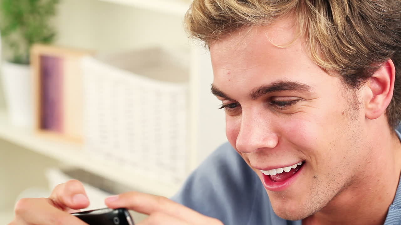 드폰을 사용하는 젊은 남자의 클로즈업