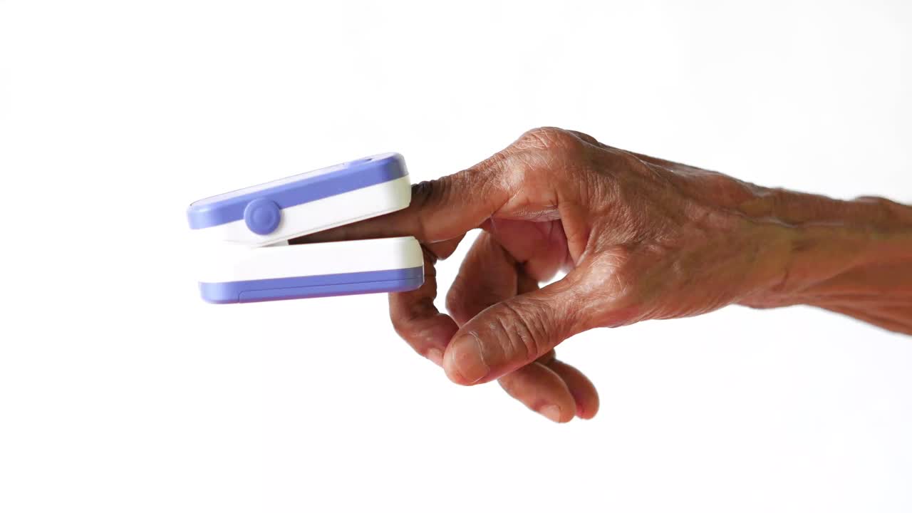 oxímetro de pulso en el dedo de una persona mayor