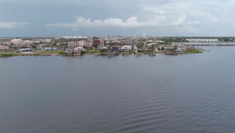 Aerial-view-of-waterfront-homes-in-Galveston,-Texas