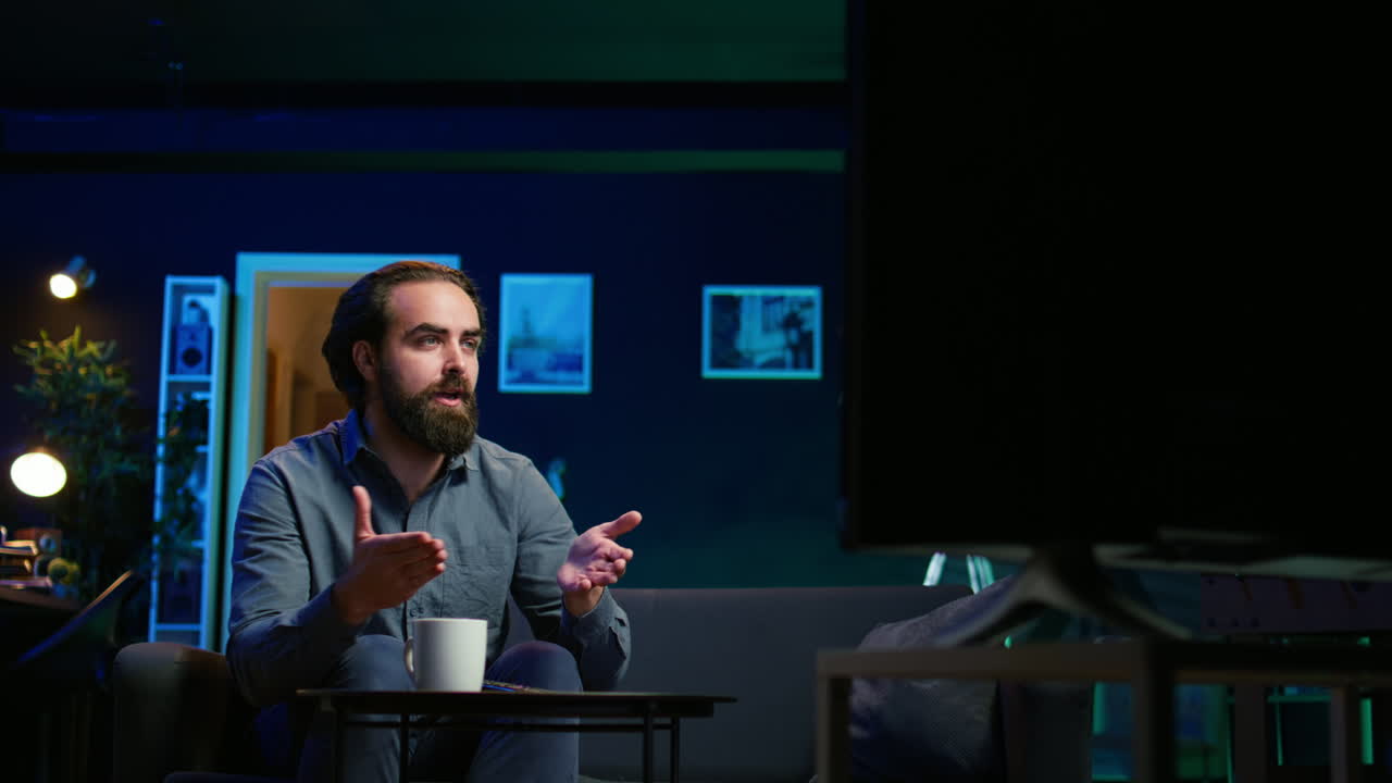 거실에서 tv에서 생방송 스포츠 이벤트를 보는 화가 난 팬, 고통