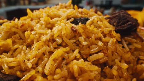primer plano de un plato de arroz sabroso