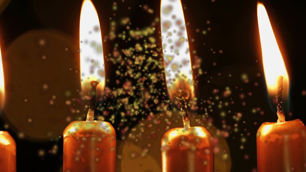 Bagliore che genera particelle dorate-verdi che fluttuano mentre le candele formano fiamme che si alzano creando un’atmosfera accogliente