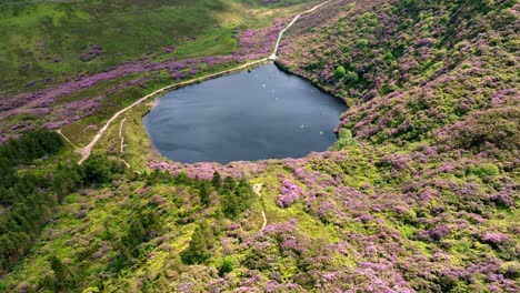 irlanda lugares épicos impresionantes paisaje de drones colores vibrantes bahía lough el vee en las montañas knockmealdown, destino turístico en el sureste de irlanda