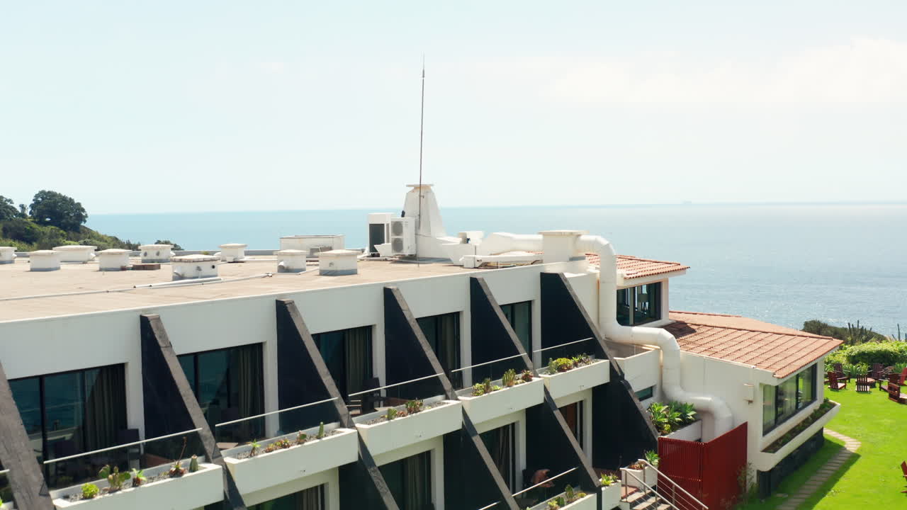 포르투갈 아조레스 제도 의 산 미구엘 섬 의 바위 가 많은 해안선 에 위치한 아름다운 리조트 의 영화적 인 공중 드론 촬영