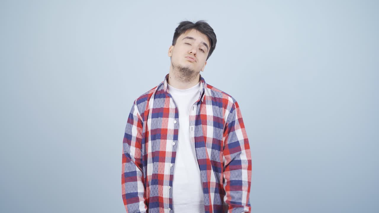 피곤해 보이는 남자.