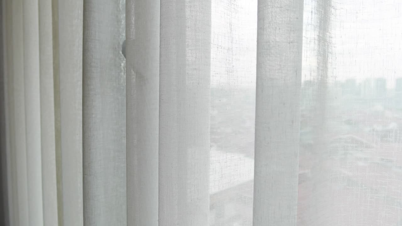 cortinas blancas en una ventana