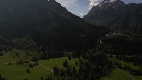 Erkunden-Sie-Das-Prächtige-Schloss-Neuschwanstein-Im-Herzen-Der-Grünen-Natur-In-Schwangau,-Bayern,-Deutschland