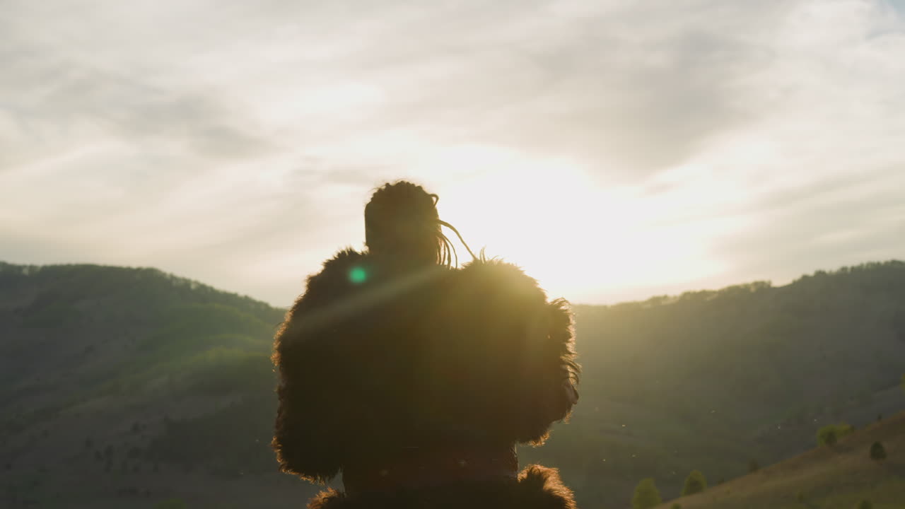 공연자 는 해가 뜨면 일어나 샤만 드럼 을 두드린다