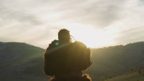 el intérprete se levanta y toca el tambor del chamán al amanecer