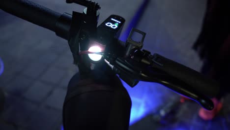 linterna genial montada en un scooter eléctrico