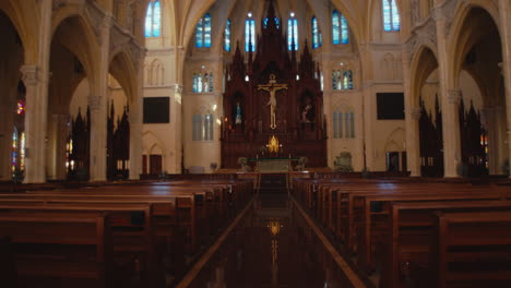 Das-Innere-Der-Kirche-Ist-Neu-Mit-Leeren-Kirchenbänken