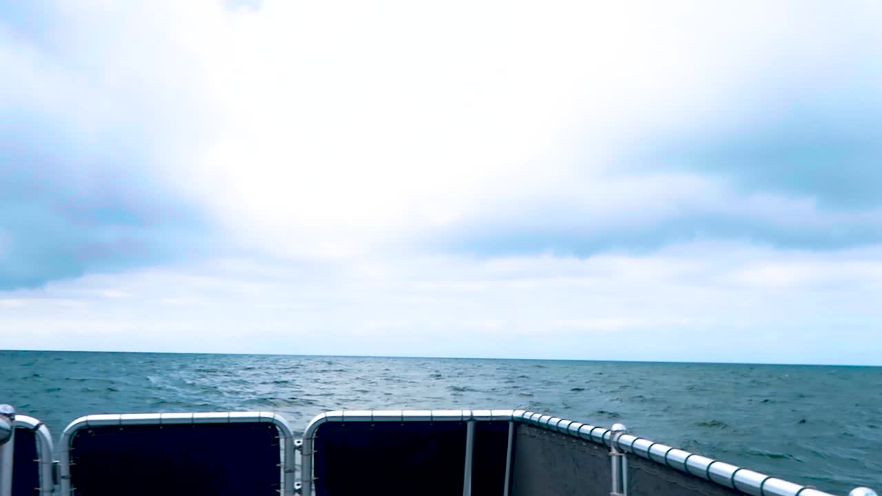 Boot fährt mit hoher Geschwindigkeit vorwärts und Wellen spritzen auf das Boot.