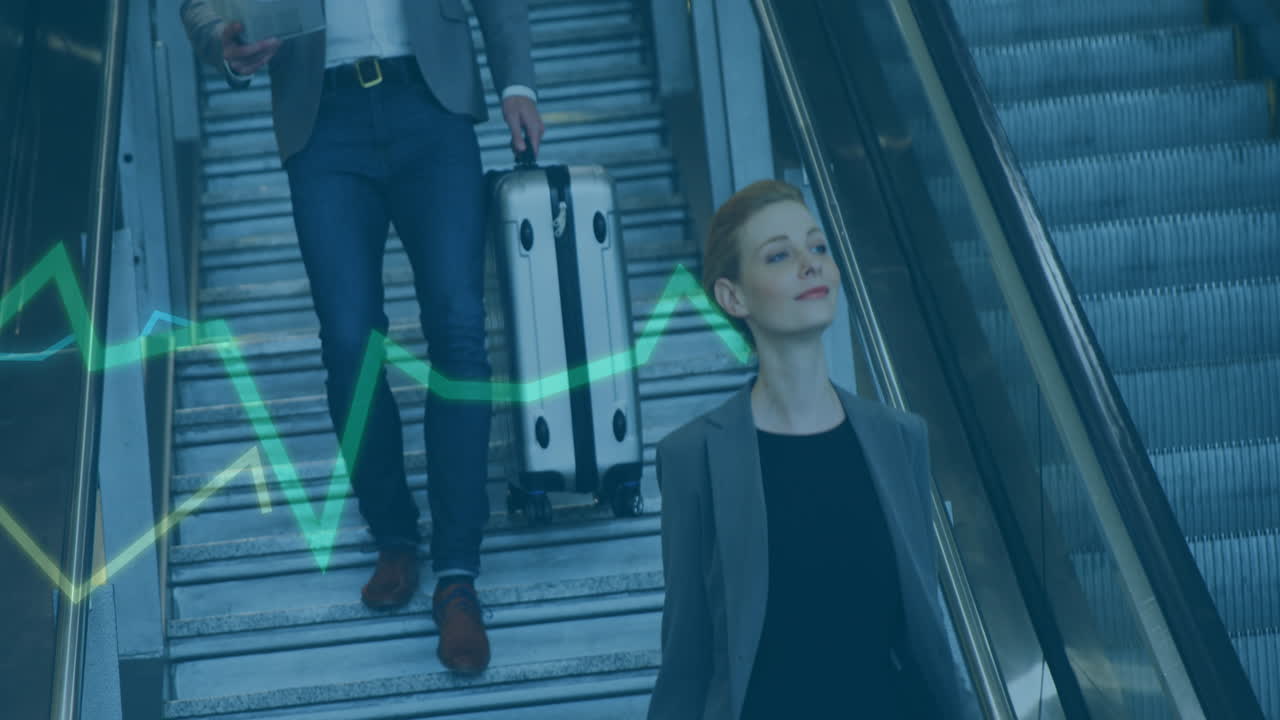 animación del procesamiento de datos financieros sobre diversas personas de negocios