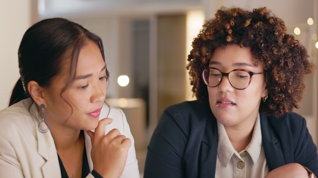 밤에 계획하고, 이야기하고, 사업하는 여성들