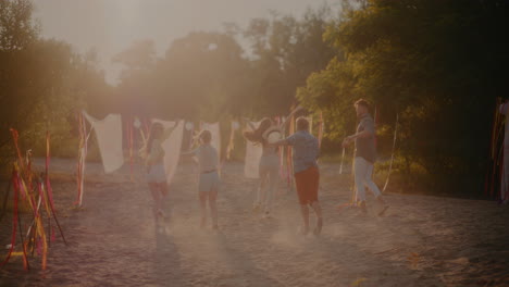 hombres y mujeres jóvenes felices corriendo en la playa
