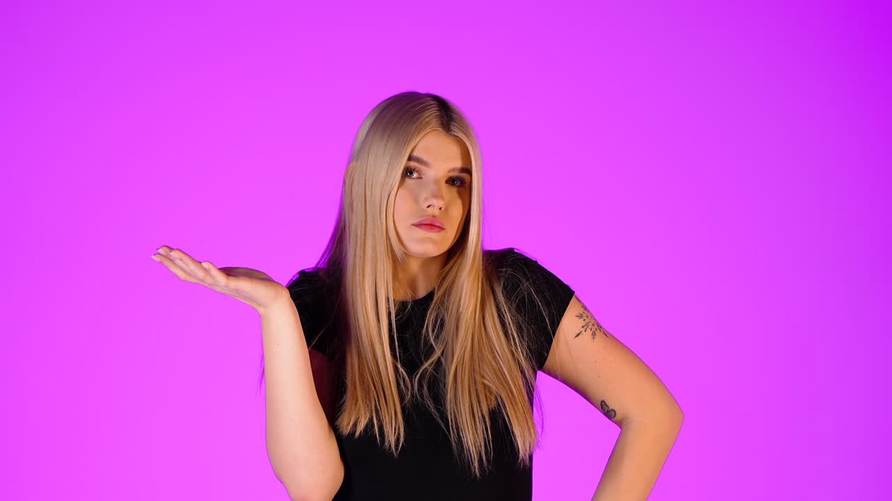 pensativa dudosa joven bonita mujer rubia, pensando y encogiéndose de hombros gesto, colorido retrato de estudio