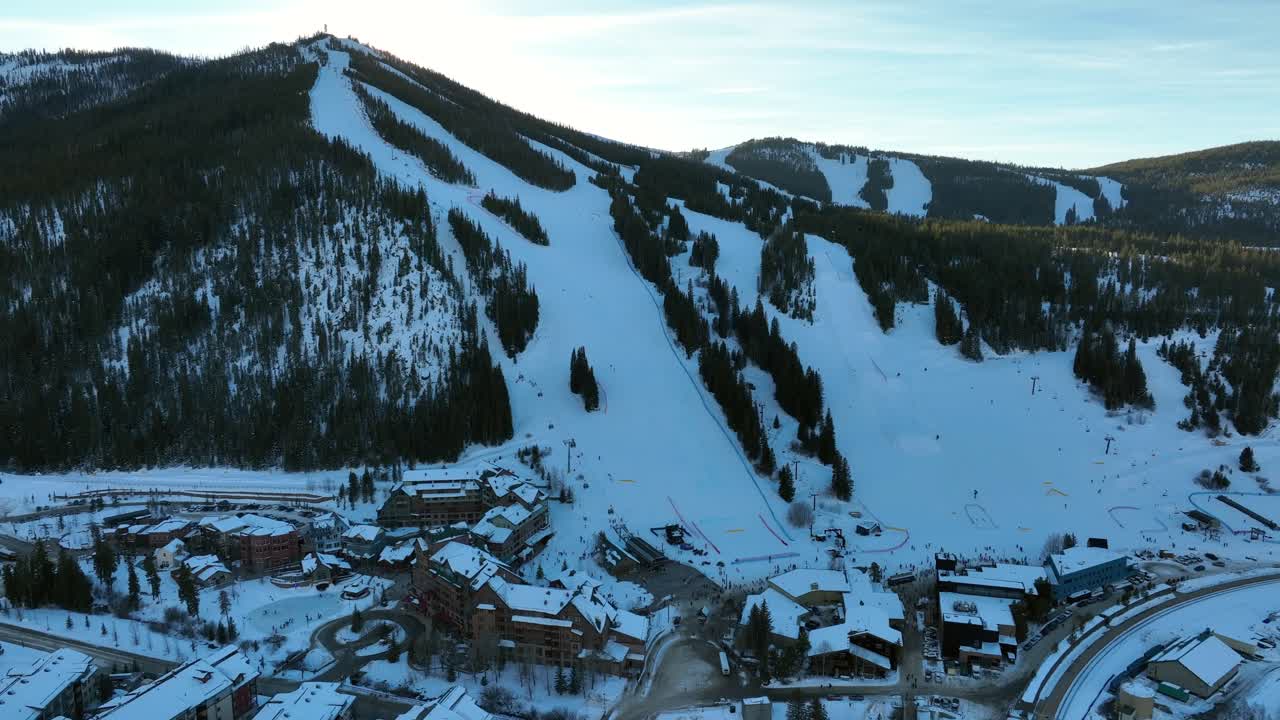 pistas de esquí en el parque de invierno de colorado en el complejo de esquí de las montañas rocosas de colorado video aéreo de drones