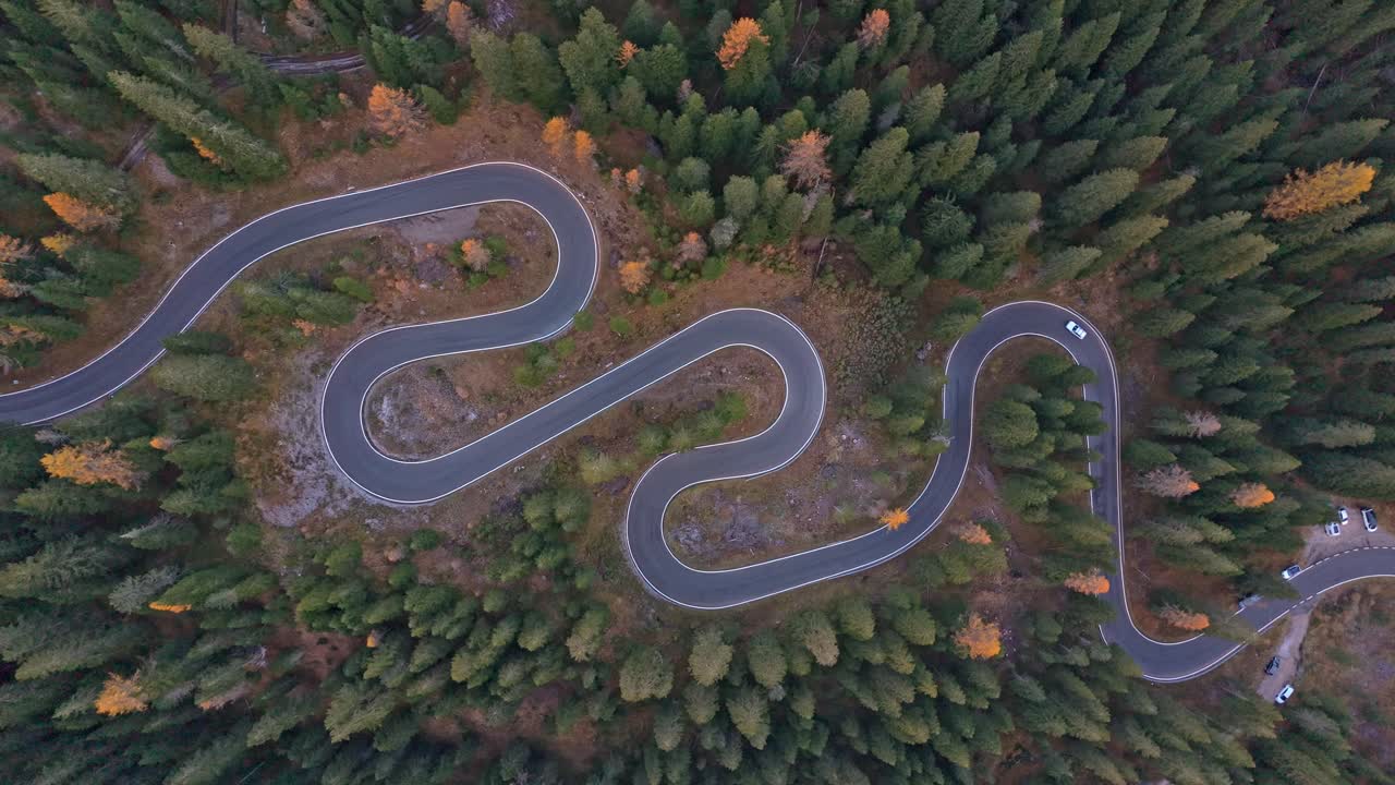 Strada serpentina tortuosa che si snoda attraverso il paesaggio alpino, vista aerea, Dolomiti