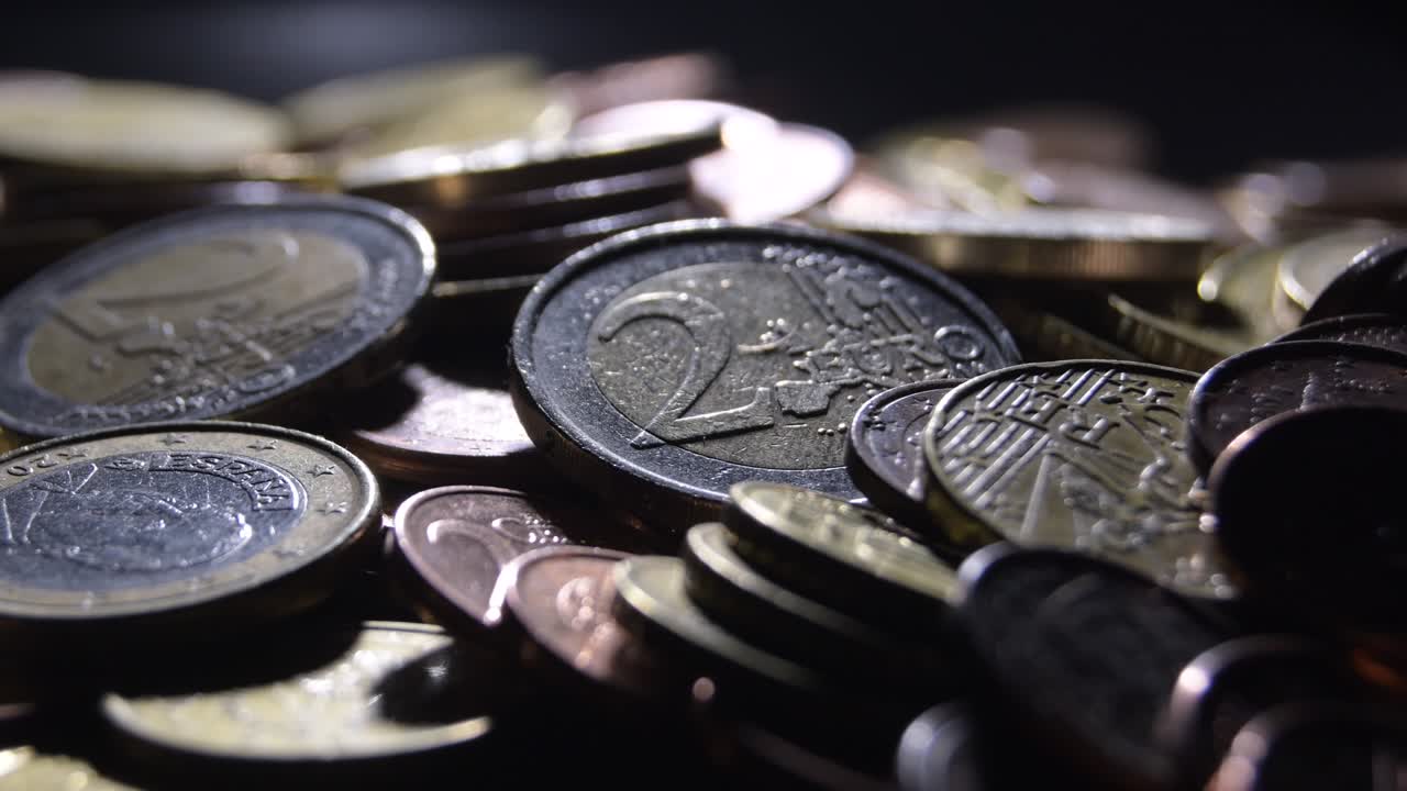 monedas de dinero en euros que giran sobre un fondo negro