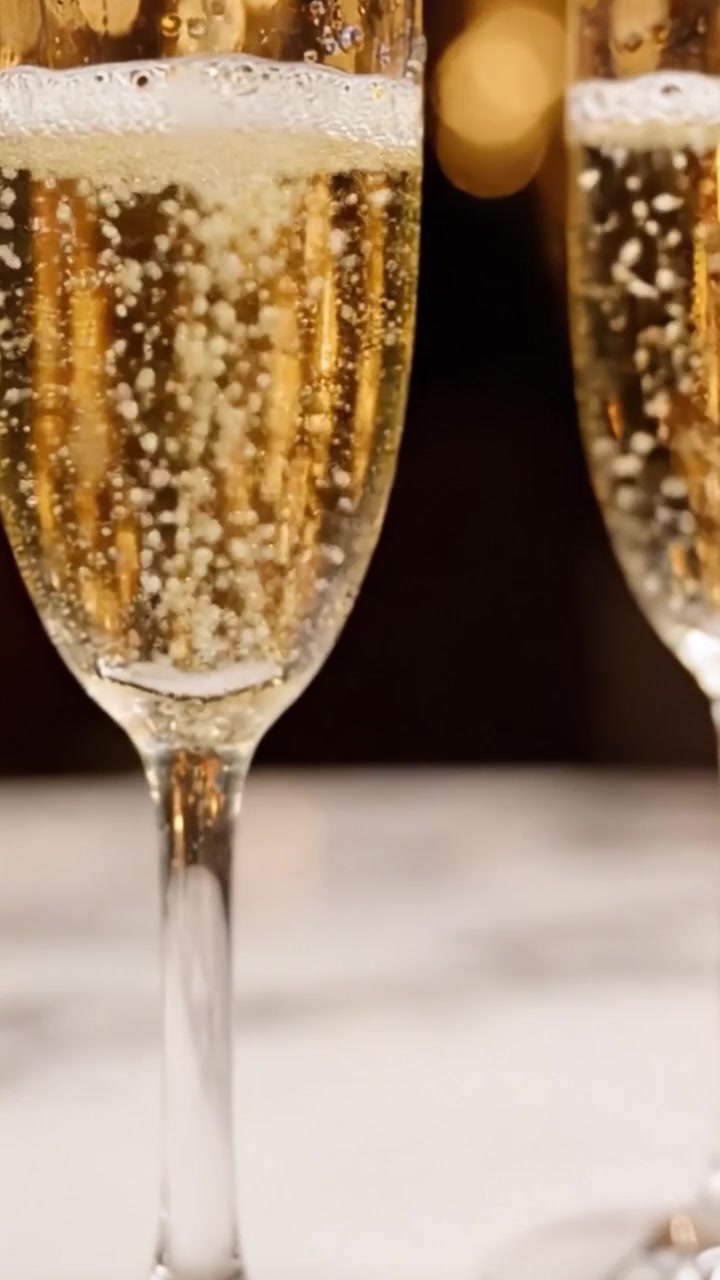 Momentos de Celebración Capturados: Copas de Champán Espumosas que Reflejan Alegría y Elegancia en una Celebración, Perfectas para Brindar por los Eventos Especiales de la Vida.