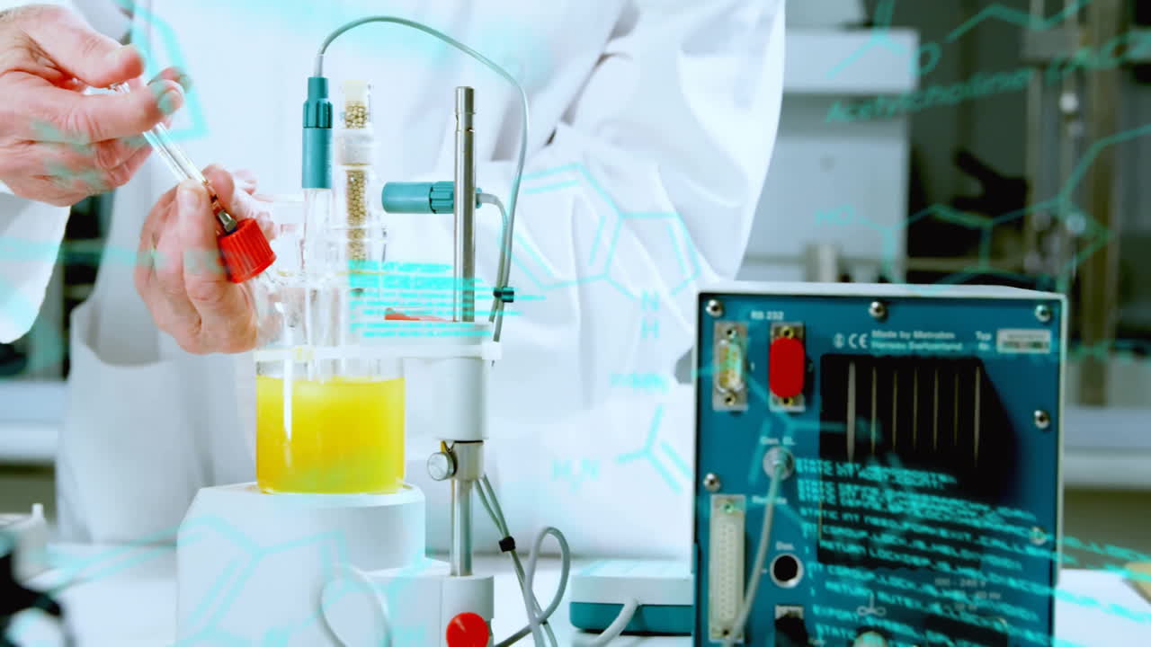 animación de procesamiento de datos y fórmula química sobre científico caucásico masculino tomando muestra
