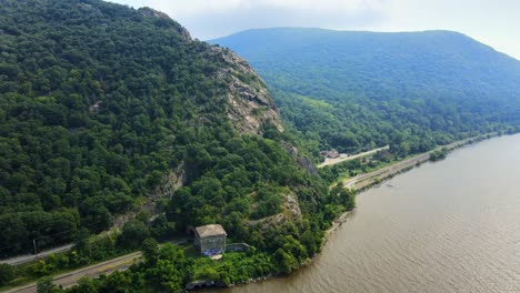 Drohnen-Videomaterial-Aus-Der-Luft-Vom-Halsbrecherischen-Ridge-Mountain-Im-New-Yorker-Hudson-Valley-Mit-Blick-Auf-Den-Historischen-Hudson-River-Im-Hudson-Highlands