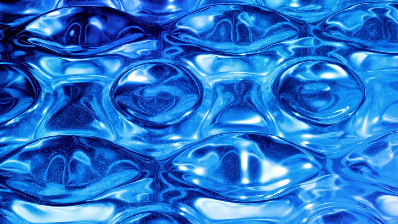 반이는 반이는 표면에 파란색 패턴을 가진 물결 모양의 추상적인 액체 배경; 포일 또는 반이는 유리 표면과 같은 점성 파란 액체; 아름다운 창의적인 축제 배경; 간단한 밝은 bg.