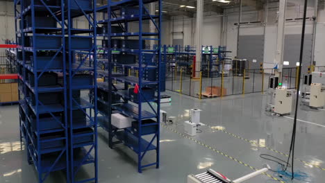 sistema de movimiento automatizado robots modernos de almacén minorista que transportan cajas de cartón en el centro de logística de distribución