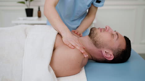 Mann-Erhält-Eine-Massage