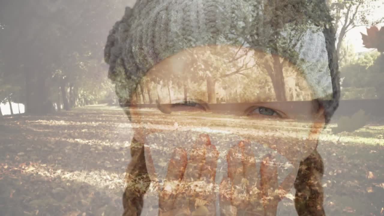 가을 잎이 떨어지고 알레르기를  ⁇ 고 있는 소녀가 재채기 4k