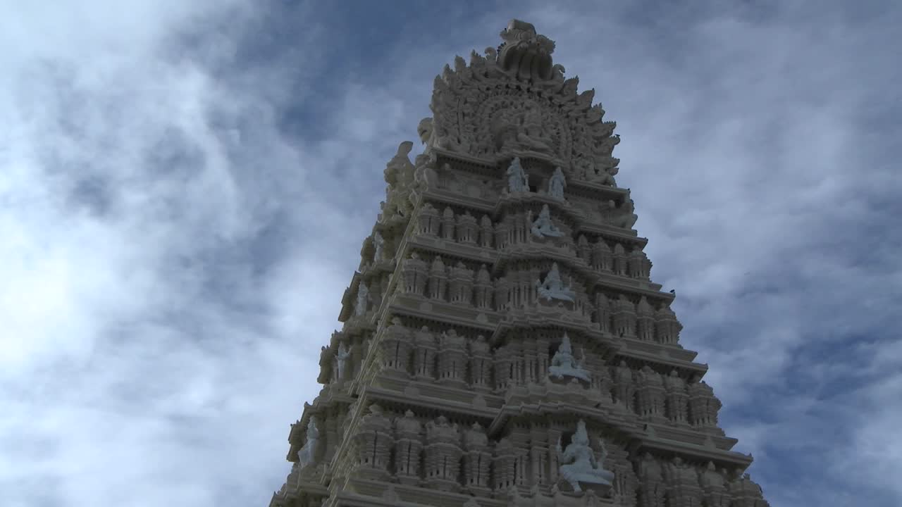 lapso de tiempo de las nubes sobre una antigua torre del templo