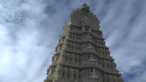 lapso de tiempo de las nubes sobre una antigua torre del templo