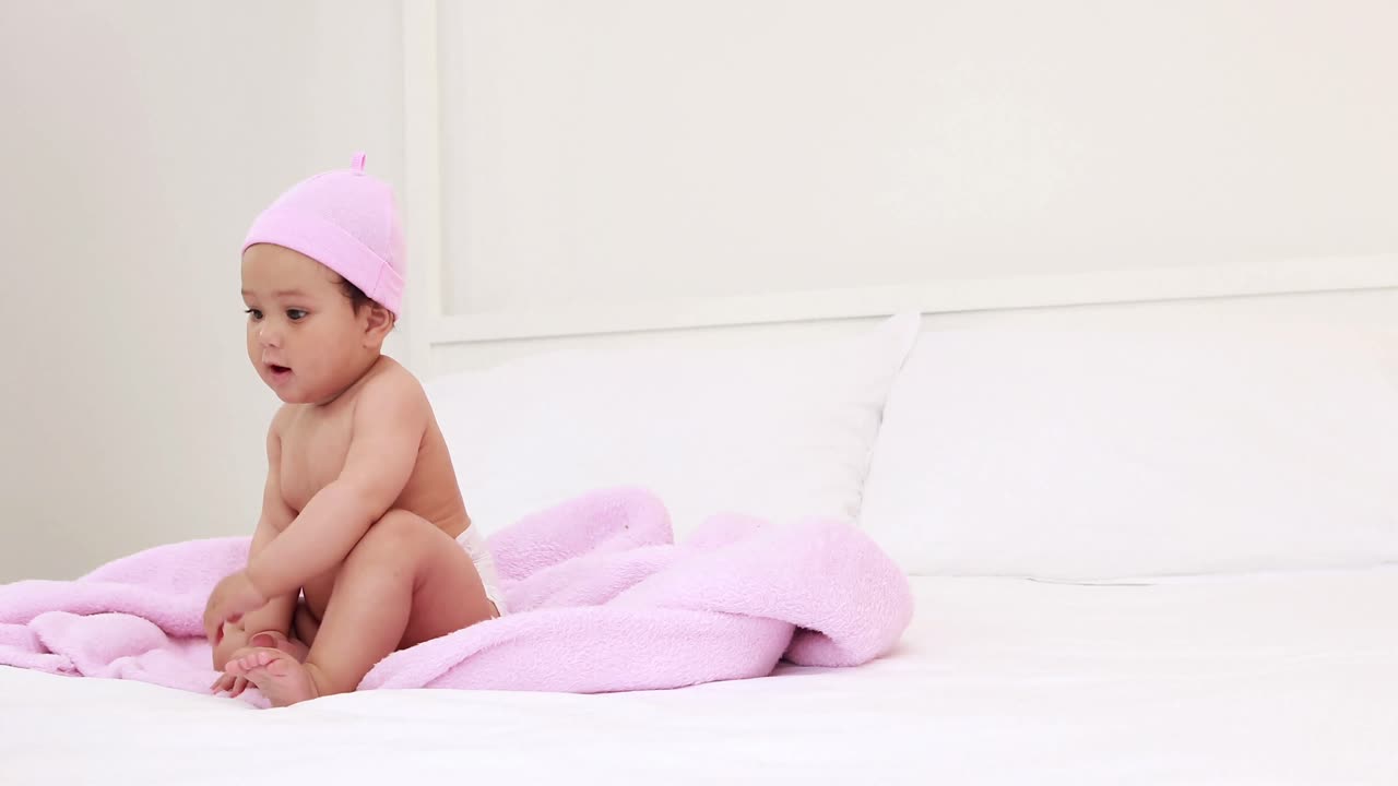 lindo bebé sentado en la cama
