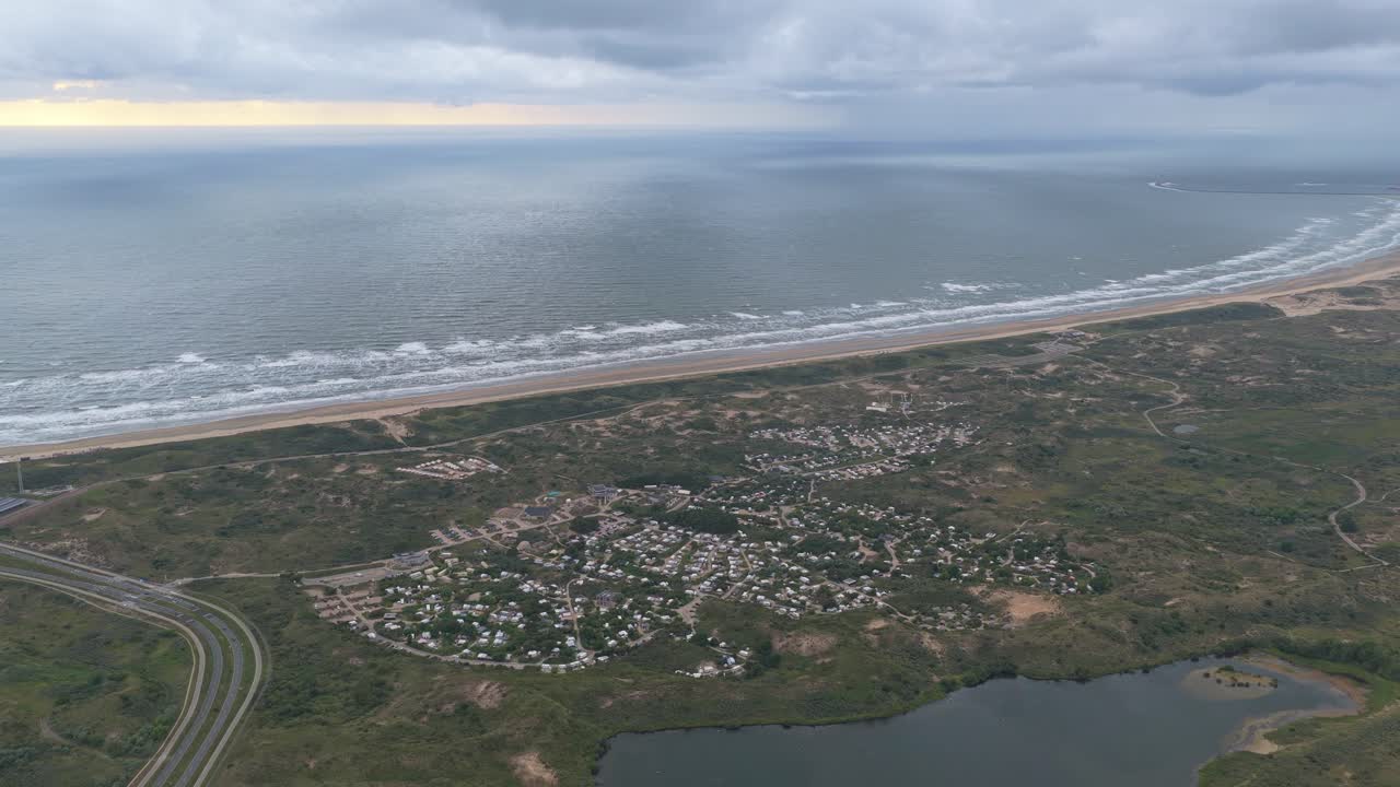 Kustduinen met drukke camping nabij de kust van Zandvoort, Nederland