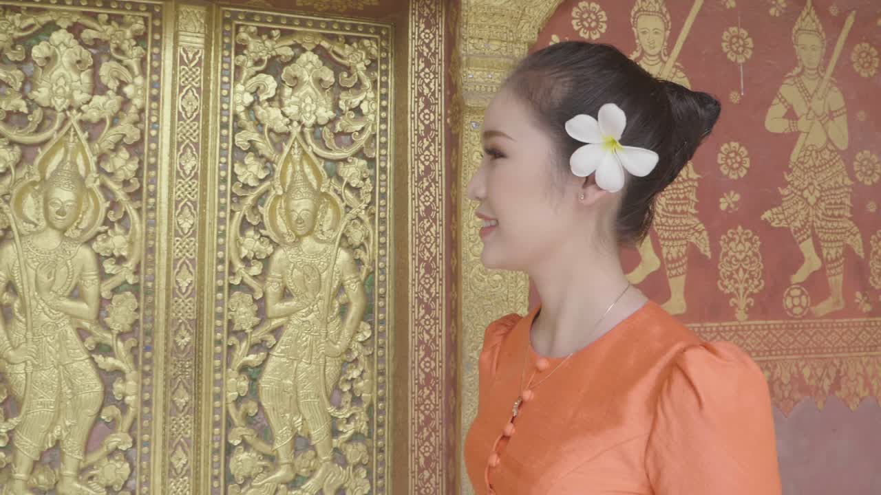 Asian Girl Wearing Traditional Dress Walk Around Temples, Slow Motion