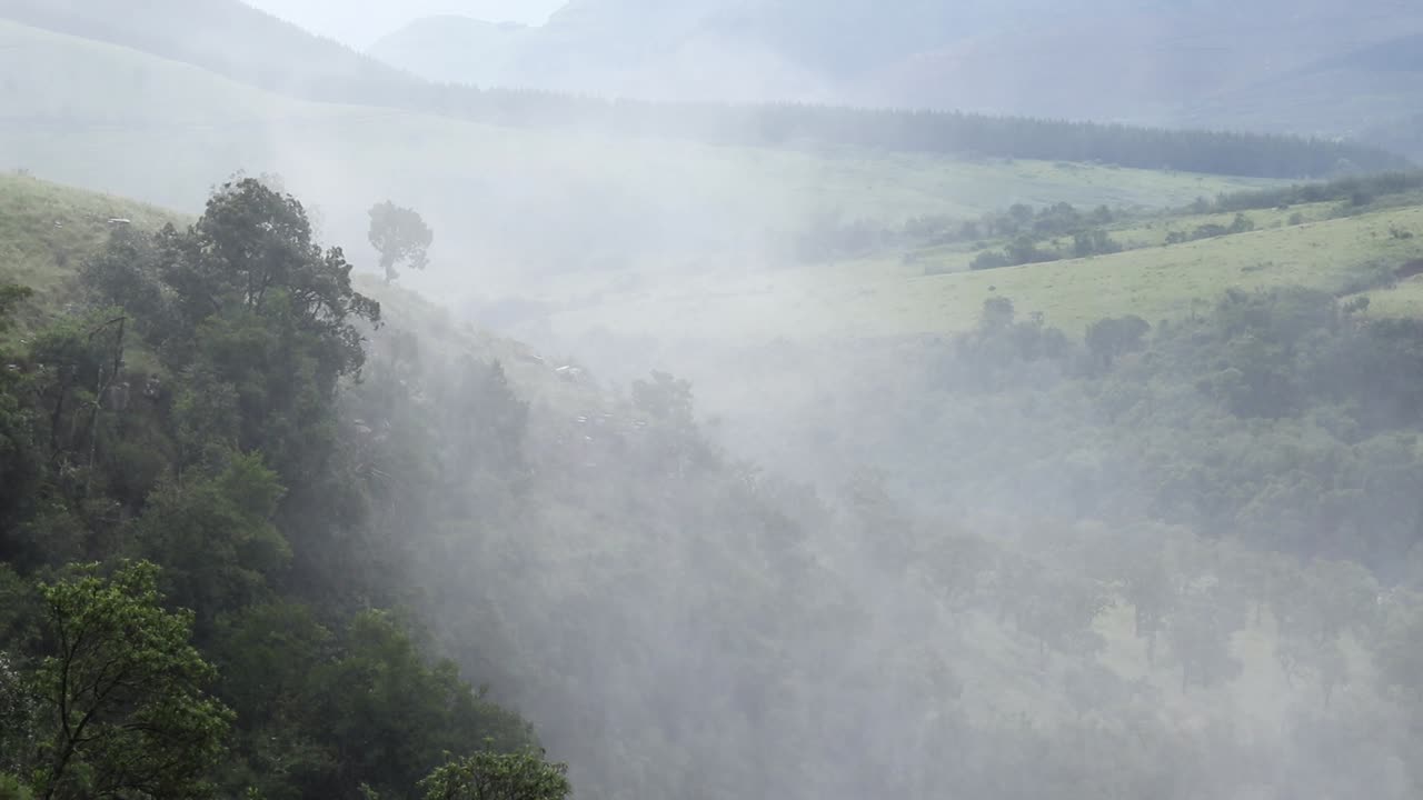 리스본 폭포에서 멀어지는 안개의 정적 샷