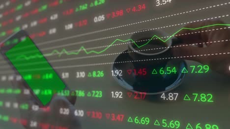 animación del procesamiento de datos financieros sobre el hombre utilizando un teléfono inteligente con pantalla verde
