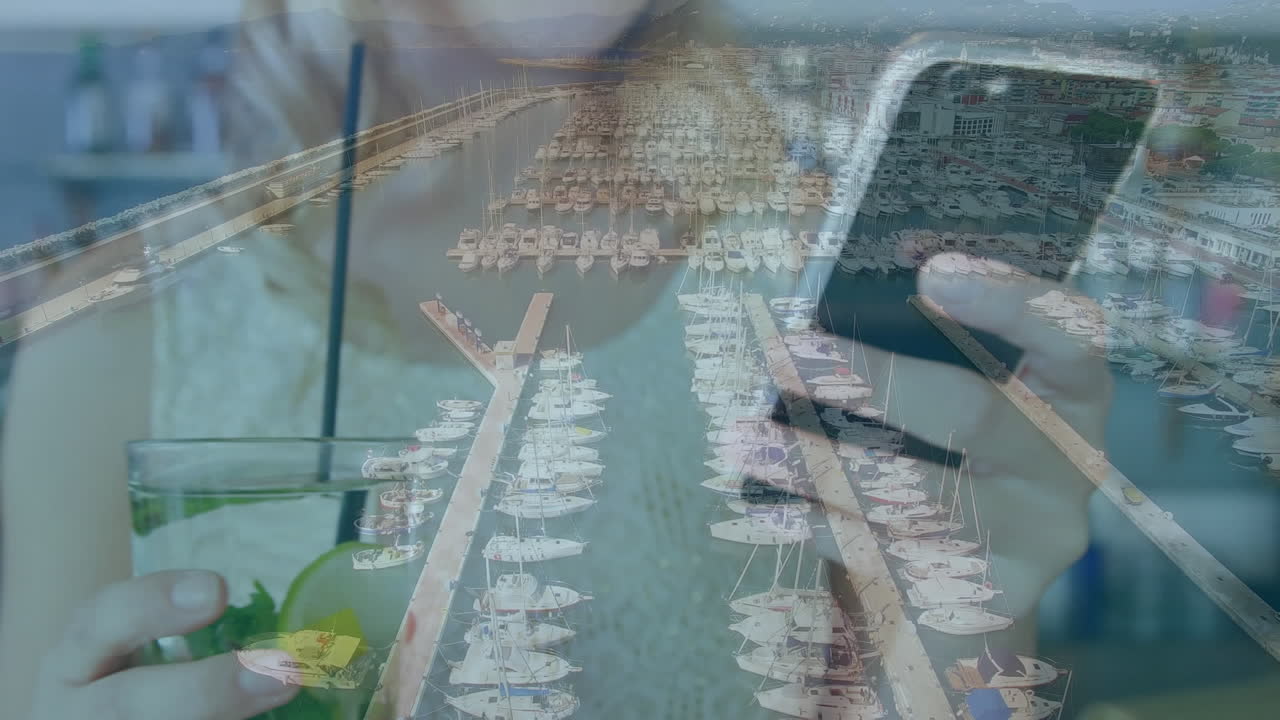 animación de una mujer usando un teléfono inteligente sobre el paisaje urbano