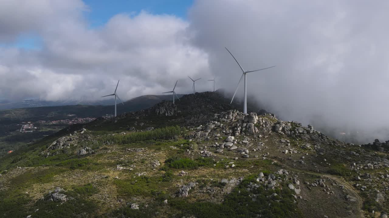 turbina eólica girando en la montaña envuelta en nubes, caramulo en portugal