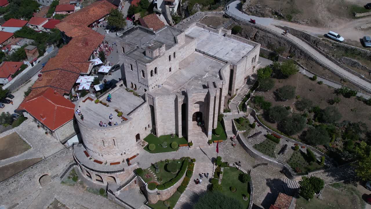 박물관의 돌과 아치형 벽이 있는 크루자에 있는 스칸데르베그 성의 공중 전망